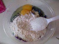 色味俱佳的紫薯煎饼做法图解2)