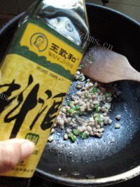 可口的肉末蒸豆腐做法图解6)