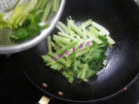 家常菜芹菜炒蘑菇做法图解3)