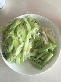 家常菜腊肠炒芹菜做法图解3)
