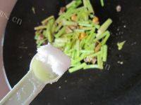 口感饱满的芹菜炒鸡杂