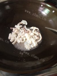 妈妈最爱的鱿鱼炒韭菜做法图解2)
