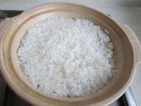 美味的腊肉煲仔饭做法图解7)