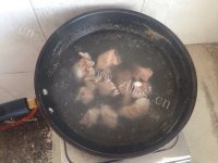 美味的胡萝卜排骨汤做法图解2)