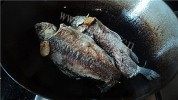 鱼腥草鲫鱼汤做法图解2)