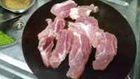 好吃的猪肉苦瓜黄豆汤做法图解2)
