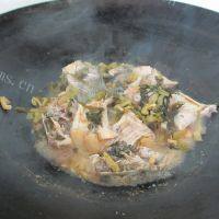家常菜酸菜煮鱼做法图解8)