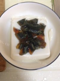 美味的皮蛋豆腐做法图解3)