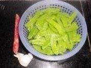 荷兰豆炒香肠做法图解1)