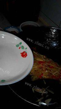 下饭的土豆丝炒肉做法图解6)