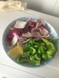 美味青椒洋葱羊肉卷做法图解1)