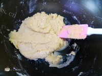 自制广式豆沙月饼做法图解4)