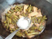 自制肉片焖豆角做法图解9)