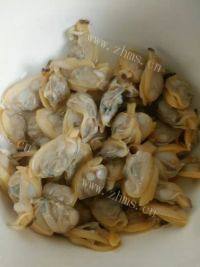 口感好的蛤肉豆腐皮小炒做法图解3)