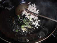 家常菜芹菜炒粉丝做法图解9)
