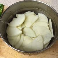 五味俱全的干锅土豆片的做法图解三