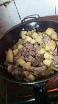 家常菜土豆炖鸡肉做法图解8)