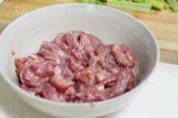 自制芹菜肉丝做法图解2)