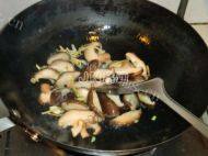 家常菜香菇炖豆腐做法图解6)