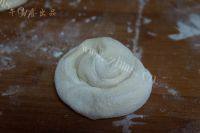 自己做的葱油饼做法图解7)