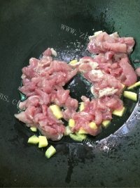 美味的香干炒肉做法图解7)