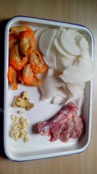 美味鸡腿虾干罗卜汤做法图解2)