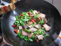 双椒炒牛肉做法图解7)