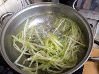 自制紫菜包饭做法图解3)