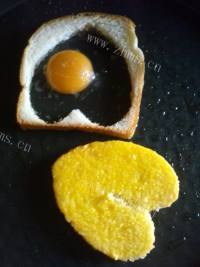 美味的煎鸡蛋面包片做法图解6)