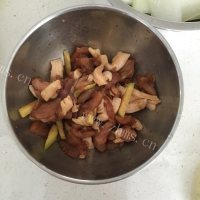 家常菜包菜炒肉丝做法图解2)