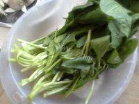很有食欲的蘑菇炒菠菜做法图解1)