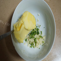 美味蒜香法棍面包做法图解4)