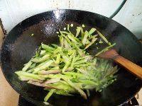 家常菜扁豆炒肉丝做法图解7)