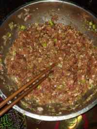 简单易制作的芹菜猪肉馅水饺做法图解4)