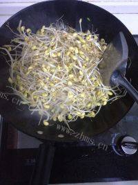 酸菜炒豆芽做法图解4)