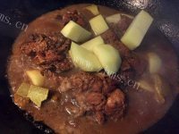 美味的小熊咖喱腔骨饭做法图解5)