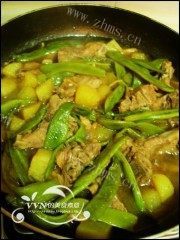 家常菜排骨油豆角炖土豆做法图解7)