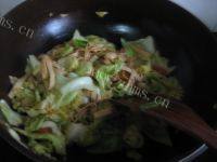 家常菜洋白菜炒豆片做法图解6)