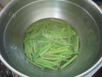 美味的芹菜拌干丝做法图解4)