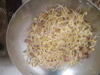 豆芽炒肉做法图解5)