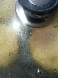 玉米面大饼子做法图解7)