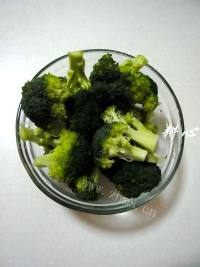自制西兰花萝卜鸡汤做法图解3)