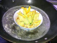 秀色可餐的酿南瓜花做法图解13)