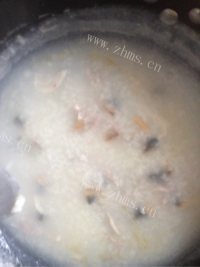 香气浓郁的皮蛋瘦肉粥做法图解4)