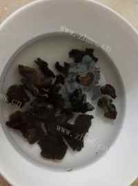 家常菜木耳炒肉丝做法图解2)