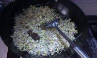 美味的酱香豆芽做法图解5)