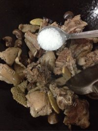 美味的莲藕焖羊肉做法图解8)