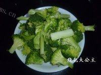 家常西兰花炒咸肉做法图解1)