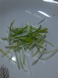 美味的凉拌葱丝木耳做法图解3)