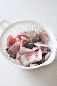 营养丰富鱼炖豆腐做法图解2)
